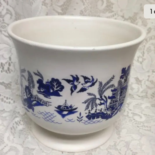 Large Blue Willow Planter. 7in H x 7.5in in D