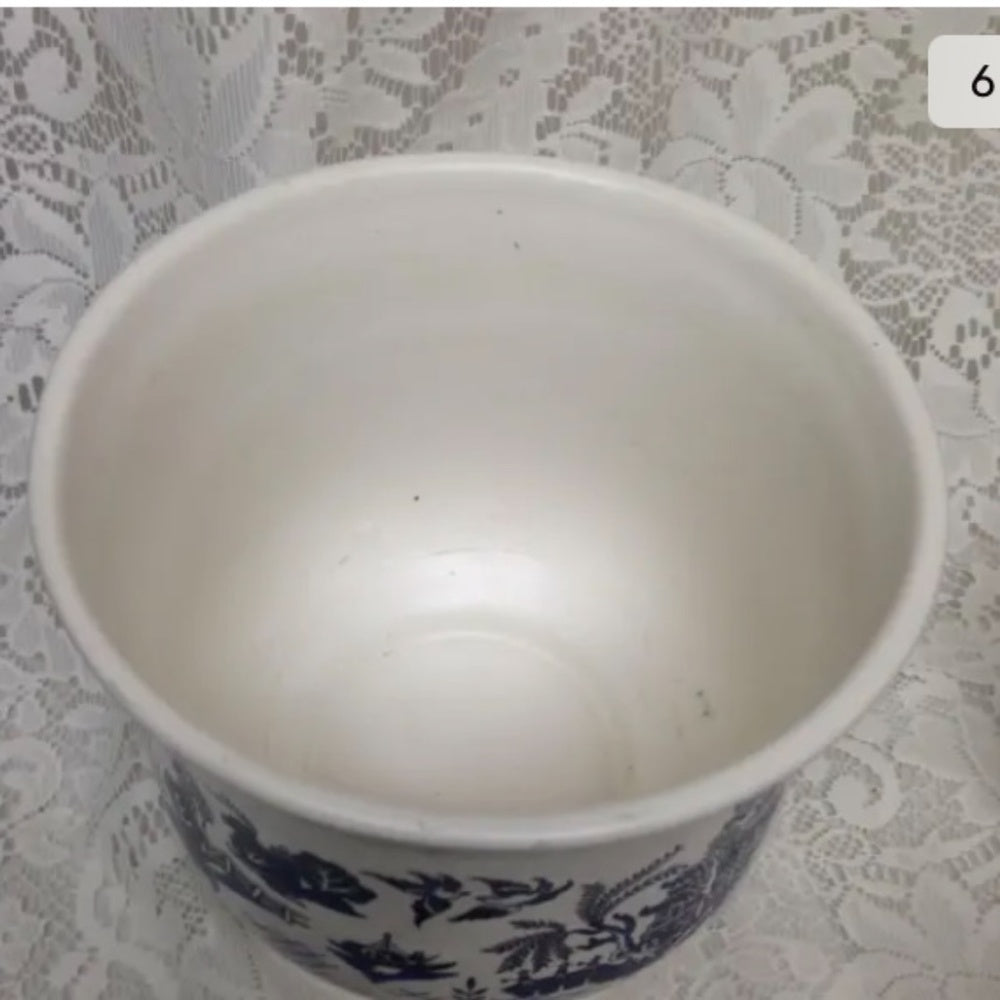 Large Blue Willow Planter. 7in H x 7.5in in D