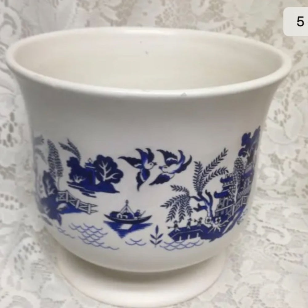 Large Blue Willow Planter. 7in H x 7.5in in D