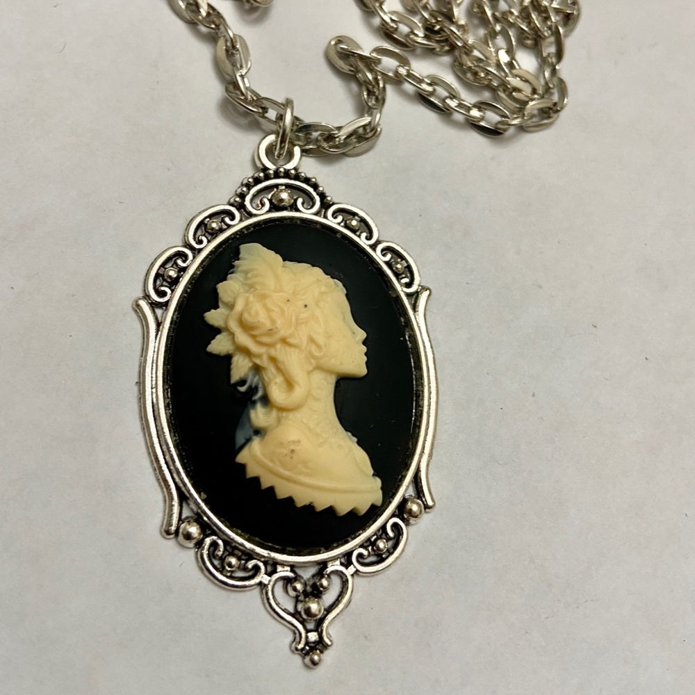 Vintage Black Cameo of an Oriental Lady 18in Silver Plated Pendant Necklace