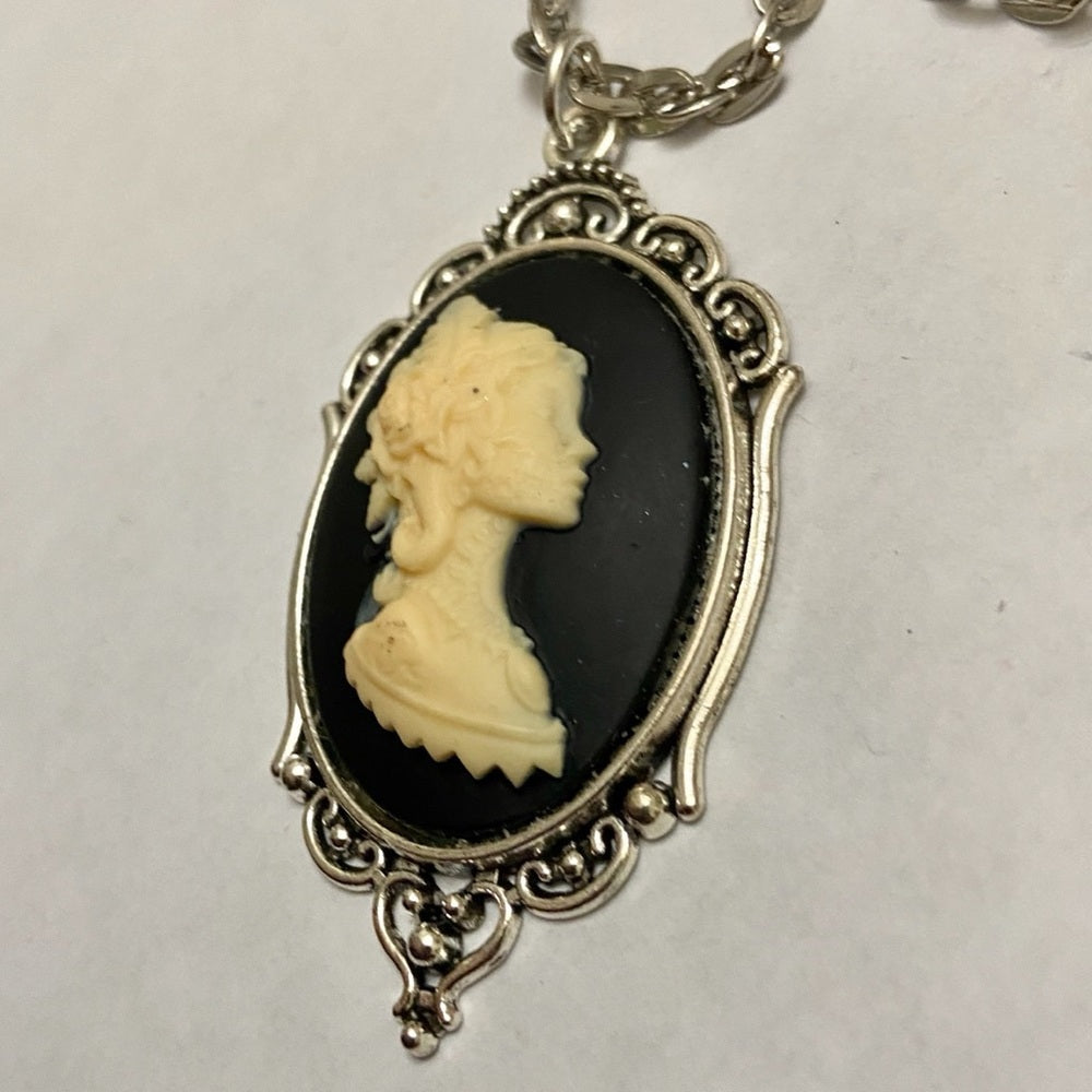 Vintage Black Cameo of an Oriental Lady 18in Silver Plated Pendant Necklace