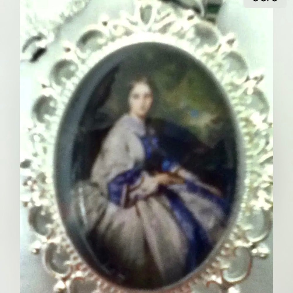 Glass Cabochon Cameo of a Lady in Purple Gown,  Brooch-Pendant with 925 Chain Ne