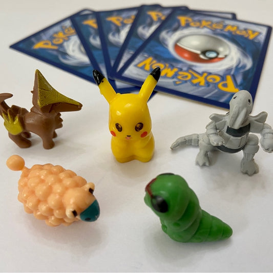Lot 22- 5 Pokemon Cards and 5 Pokémon Figures