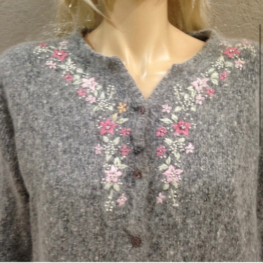 Vintage, Dressbarn Silk-Angora Cardigan (L) (F1120)  This is a pre-owned Cardig