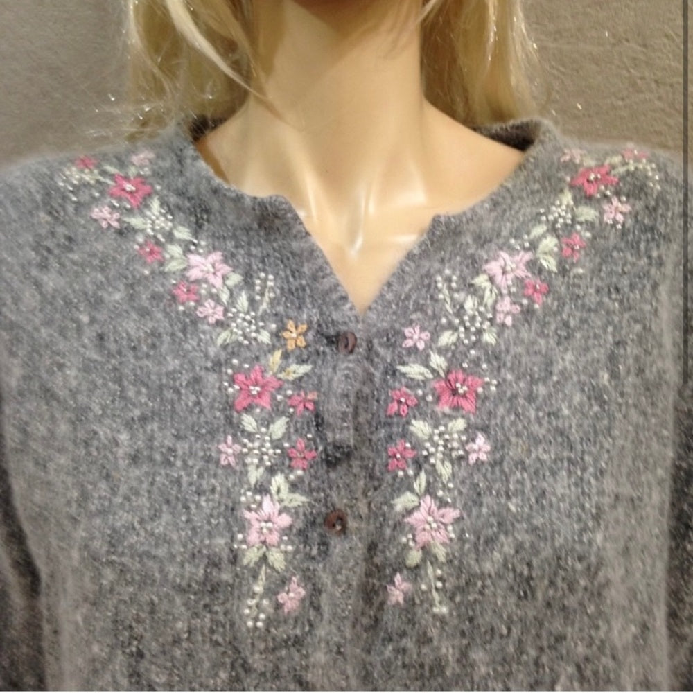 Vintage, Dressbarn Silk-Angora Cardigan (L) (F1120)  This is a pre-owned Cardig