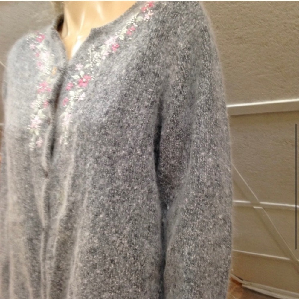 Vintage, Dressbarn Silk-Angora Cardigan (L) (F1120)  This is a pre-owned Cardig