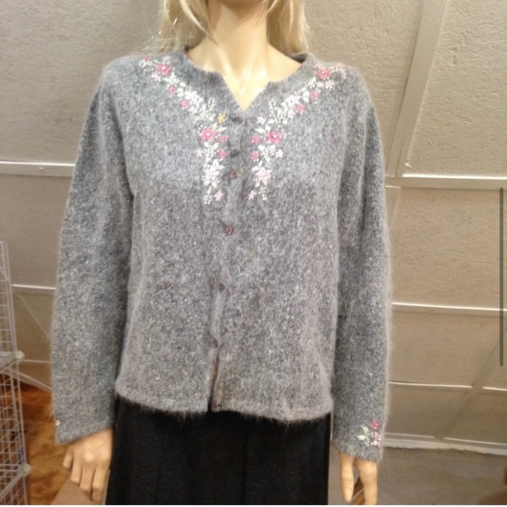Vintage, Dressbarn Silk-Angora Cardigan (L) (F1120)  This is a pre-owned Cardig