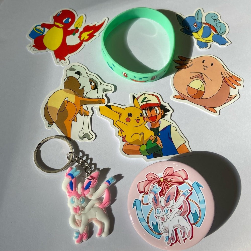 Lot of 8pc Pokemon Collectibles. (H)