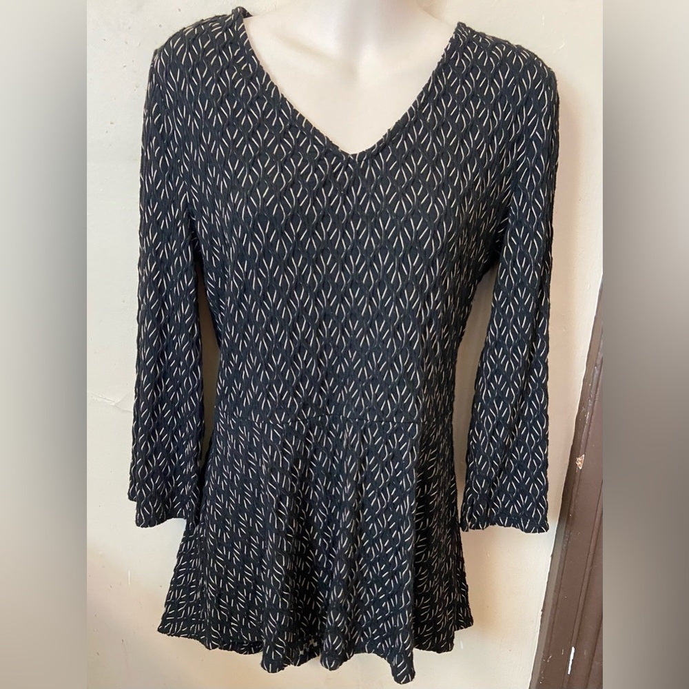 Dana Buchman Black -Tan Pull over Stretch Tunic Blouse. (S)