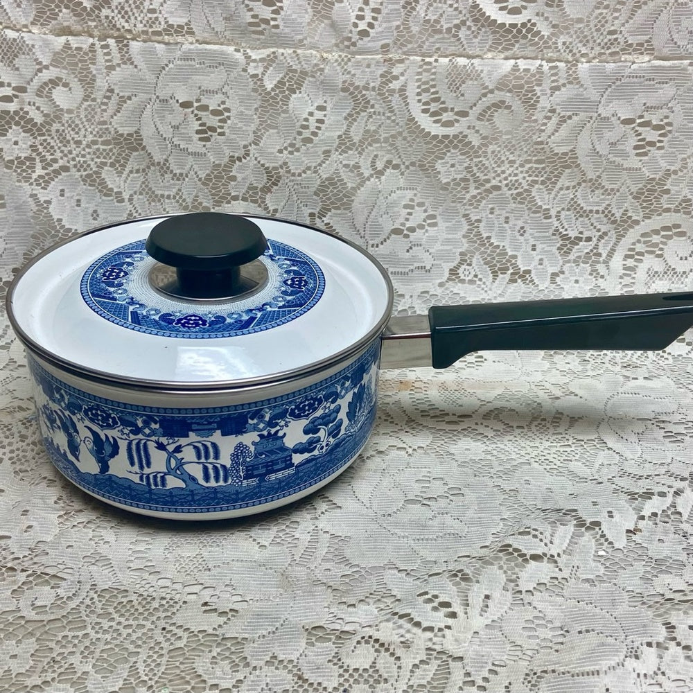 Blue Willow, Enamelware Cookware -Covered Sauce Pan (M) 14in L x 8in D x 5.5in H