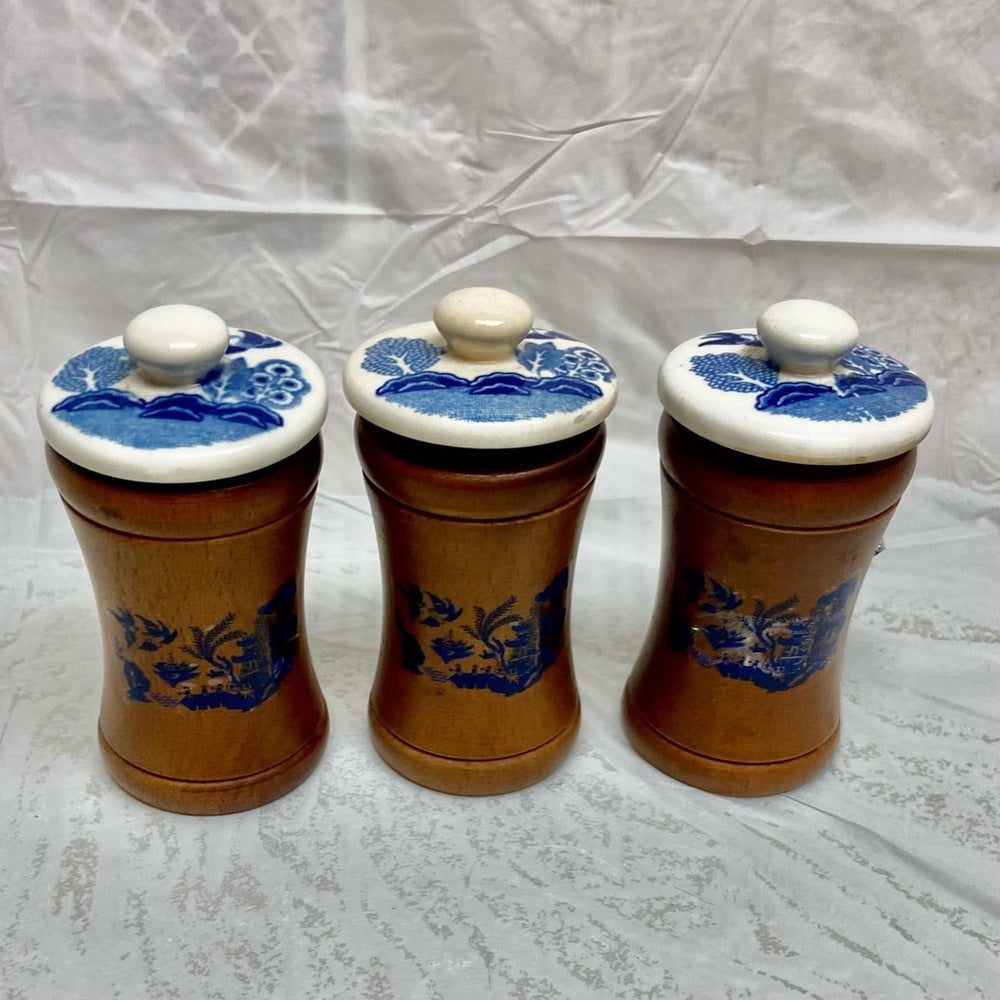Vintage, Rare, Japan, 9-pc Blue Willow Shaker Set  with Wooden Rack